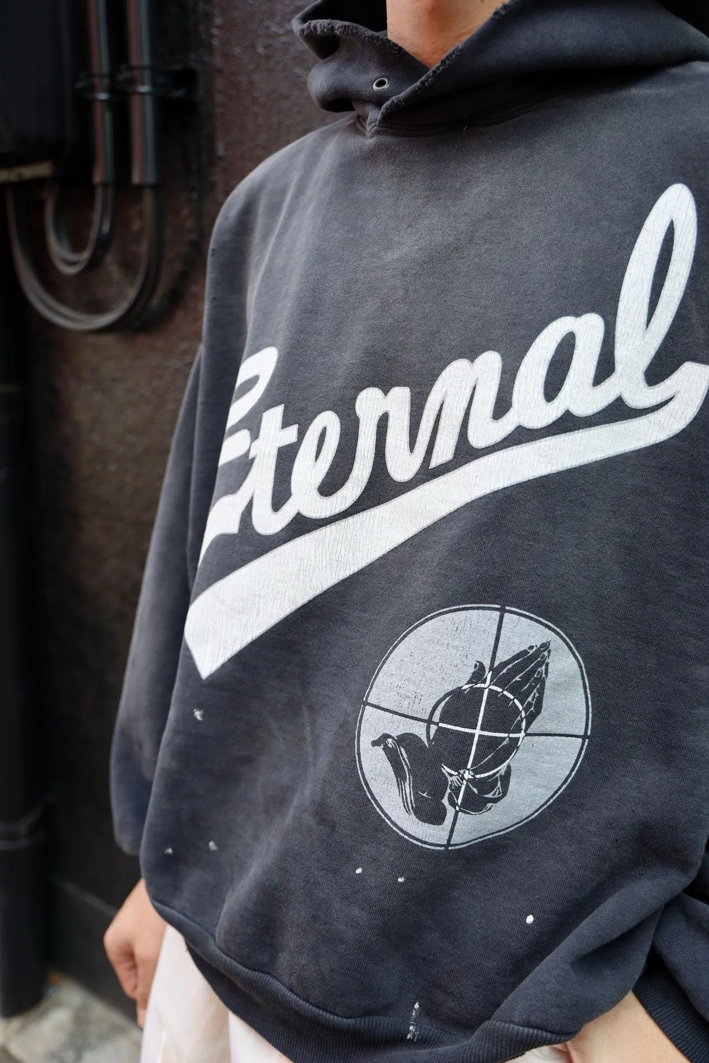 SAINT Mxxxxxx × FEAR OF GOD FG_HOODIE/SNT OF GOD/BLK FOG joint model ETERNAL praying crosshair distressed hoodie. Washed black S-XL. This season's popular super popular joint model. The original version is the same. Thin spring and summer fabrics. The upper body is comfortable. The BOXY version of the short fat wide shoulder line. Fashion darling wears it with a high-end feel. Heavy washing and water fading technology. The horse is repositioned. Excessive wear and damage graffiti treatment. Correct version FOG joint main mark/wash water mark/little angel label